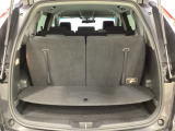 開口部も広く荷物の積み下ろしもしやすいお車となっております。シートの背もたれは5:5の割合で分割して可倒できるので、長いお荷物などを載せることもできます。