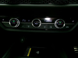 フルオートエアコン&運転席助手席シートヒーター(リア左右もシートヒーター付)