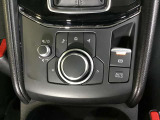コマンダーコントロール。スイッチを探すことなく自然に手を下した位置に配置。手元を見ることなく、各種操作が行えます。
