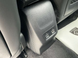後部座席で使えるUSBポートがあるので便利です。