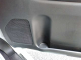 運転席ドア内部に埋め込み式のドリンクホルダーがございます。
