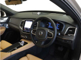 インストルメントパネルは僅かに運転席側へと傾けられているほか、余計なスイッチ類を可能な限り排し、運転に集中しやすい環境を造り出しています。