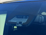 【プリクラッシュセーフティ】前方の車両等を検知し、衝突しそうな時は警報で注意を促し、ブレーキを踏む力をサポート。ブレーキを踏めなかった場合は衝突被害軽減ブレーキが作動、衝突回避をサポートします。