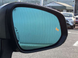 隣車線を走る車両をレーダーで検知し、ドアミラーでは確認しにくい後側方エリアに存在する車両に加え、急接近してくる車両も検知します。車両を検知するとドアミラーに搭載されたLEDインジケーターが点灯します。