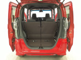 開口部も広く荷物の積み下ろしもしやすいお車となっております。シートの背もたれは5:5の割合で背もたれを可倒でき、前後のシートスライドもできるので荷室をひろげることができます。