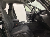 広い足元にゆったり座れるシートには肘掛けも装備しており長距離の運転でも疲れにくくなってます。女性でも運転がしやすいように、シートの高さ調整機能(シートリフター)がついています。
