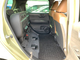 後部座席は跳ね上げることが可能です。高さがあって荷室には積み込みにくい物があったときは是非2列目を活用してください!