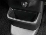 ◆センターロアボックス◆インパネ中央の下部には、ごみ箱としても使用する事ができるセンターロアボックスを装備しております。