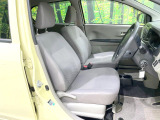 運転席まわりには十分なスペースがあり、大柄な方でもゆったり運転していただける環境です。