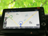 鮮明な地図表示で、スムーズなナビゲーションを実現します。詳細なルート案内や周辺施設情報も確認でき、安心して運転できます。