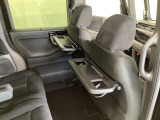 運転席・助手席の背もたれには、2列目シート用にカップホルダー付きの「格納式のシートバックテーブル」を装備しています。休憩時のちょっとした時間などカップを置いたり、小物置きに使えて便利です。