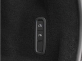 オートレベライザーは走行中に車両のサスペンションと衝撃吸収特性を自動的に制御して、快適性と機能性を最適な状態に保ちます。荷積みや乗り降りをしやすくするために、手動で車高を調節することもできます。