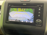 【バックカメラ】駐車時に後方がリアルタイム映像で確認できます。大型商業施設や立体駐車場での駐車時や、夜間のバック時に大活躍!運転スキルに関わらず、今や必須となった装備のひとつです!