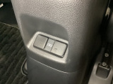 アームレストの後ろ側には、リア席用の充電可能なUSB端子が2個ついています。移動中に充電もできるので便利です。