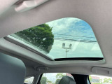 サンルーフで車内も明るくなります!ルーフを開放するととても気持ちが良いですね!