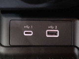 スマートフォンの充電がしやすいようセンタークラスター下部のセンタートレイに、2タイプのUSB電源ソケット(タイプA 1個、タイプC 1個)を設置しています。