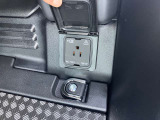 トランクルームサイドに100V電源が装着されています。