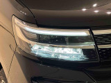 対象物が見やすく白く明るい光で夜間走行をサポートするフルLEDヘッドランプ(サイドビューランプ、クリアランスランプ、オートレベリング機能付き)を装備