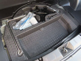 床下にはパンク応急修理キットと車載工具が収まっています。洗車道具などちょっとしたものを常備するスペースもあります!