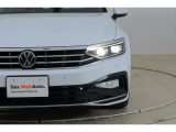 LEDマトリックスヘッドライト IQ.LIGHT:フロントカメラで対向車や先行車を検知し、マトリックスモジュールに搭載された32個のLEDを個別に制御することで最適な配光を行います。