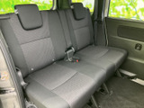 多人数乗車にも対応できる、使い勝手の良さが魅力です。後部座席も快適で、長距離移動も疲れにくい設計となっています。家族みんなでのお出かけに最適です。
