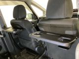 運転席・助手席の背もたれには、2列目シート用にカップホルダー付きの「格納式のシートバックテーブル」を装備しています。休憩時のちょっとした時間などカップを置いたり、小物置きに使えて便利です。
