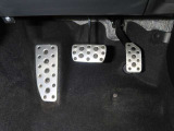 スポーツアルミペダルパット採用。パダル自体も少し大きいサイズを採用している為操作しやすいです。滑り止め防止のゴムも付いているので濡れても安心です。