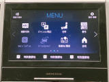 多彩なメニュー表示で、目的地設定や各種設定をスムーズに行えます。Apple CarPlayやDriveConnectも利用可能で、快適なドライブをサポートします。