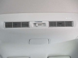 ■ルーフに取り付けたファンで、風を後席にも送風。空気を効率的に循環させることで、室内空間の温度を均一に保ちます。エアコンを使わないときでも、送風することによって、後席でも心地よく過ごすことができます。