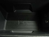 いわゆる「置くだけ充電」、スマートフォンのワイヤレスチャージングが可能となっております。