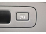 荷物を置いてクルマから離れると自動で閉扉する「予約クローズ機能」が付いたパワーテールゲートです。