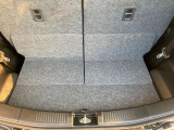 トランクは二重収納なので高さのある荷物も乗せられます。中のトレーは取り出し可能。