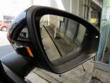 後方から接近する車両を検知すると点灯して知らせてくれます。これで車線変更も怖くない!