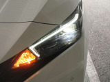 左ヘッドランプ画像です。LEDヘッドランプです。ハロゲンヘッドランプの約2倍の光量でより明るく遠くを照らし、夜間走行時の視認性を高めるとともに長寿命や省電力も魅力です。