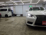 当店では専任のメカニックが大切なお客様のお車を一台一台丁寧に整備いたします。自社認証工場にてリフトアップし下回りまでキッチリ検査いたします。
