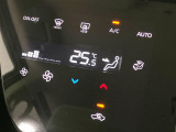 【オートエアコン】一度お好みの温度に設定すれば、車内の温度を検知し風量や温度を自動で調整。暑い&hellip;寒い&hellip;と何度もスイッチ操作をする必要はありません。快適な車内空間には必須の機能ですね♪