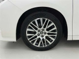 かっこいいホイールですね。 車のイメージを大きく左右するホイール部分はコダワリを持ちたいですね。