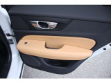 他の車に乗る機会がある度、あらためてボルボのドアの厚みに驚かされます。「バツッ」という開閉音とともに外界とは遮断された静寂が訪れ、「守られている」ことを日々、実感させてくれます。