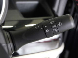 【オートライト】周囲の明るさに応じて自動でヘッドライトの点灯・消灯ができる機能です。ライトの付け忘れ・消し忘れなどが無くなり、雨の日や夕方の走行も安心。トンネル通過時も便利です。