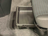 靴などが収納できる便利な助手席シートアンダートレイが付いてます