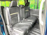 セカンドシートは中央部が可動式となっており、スライドすれば通路スペースが登場!前後の移動がとっても簡単です♪もちろん、8名乗車時も快適な座り心地のシートとなっています♪