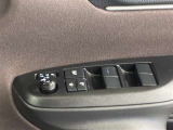 格納式リモコンドアミラーと、パワーウィンドウマスタースイッチです。車内の換気も運転席から簡単に行えます。