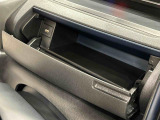 小物が収納できる運転席側インパネアッパーボックス。 ボックス内にはUSBソケットが一口。
