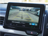 【リアワイドカメラシステム】3種の表示で後方確認をサポート。セレクトレバーを「R」の位置に入れるとカメラ映像に切り替え。ノーマルビューでは従来のリアカメラと同様の標準的なビューで表示します。