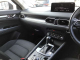 広々とした視界で運転も快適。勿論、安心、安全なSRSエアバックシステム運転席&助手席付