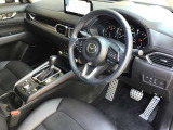 運転に集中できるようにデザインやレイアウトを人間工学に基づいて設計しています