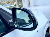追い越し車線上を急接近してくる車両を認識してミラー内側に組み込まれたインジケータを点滅させドライバーに警告します。注意喚起に気づかず、ドライバーがそのまま車線を越えた場合には車線維持をサポートします。