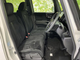 広々とした空間でゆったりと過ごせる、快適なシート。運転席からの視界も良好で、運転しやすい設計となっています。
