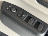 思い通りの場所にラクにピタリと停められるようにと採用した【ピタ駐ミラー】は運転席に座った状態で死角になりやすい左側やクルマの後ろの様子まで確認でき、幅寄せや縦列駐車、車庫入れの際に役立ちます。