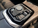 シフトレバーとBMWお馴染みのiDriveコントローラー。直観的な操作が可能です。